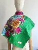 foulard / carré gucci motif fleurs en soie dans des tons dominants vert et bleu