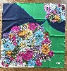 foulard / carré gucci motif fleurs en soie dans des tons dominants vert et bleu