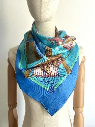 foulard/ carré hermès chasse exotique en soie dans les tons dominants bleus