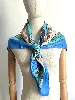 foulard/ carré hermès chasse exotique en soie dans les tons dominants bleus