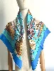 foulard/ carré hermès chasse exotique en soie dans les tons dominants bleus