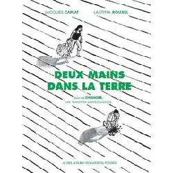 livre deux mains dans la terre
