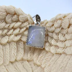 pendentif en argent ornée d'une pierre de lune argent 925 millième (22 ct) 4,01g