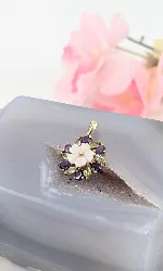 pendentif maty fleur en nacre entourée des améthystes et péridots or 750 millième (18 ct) 2,09g