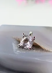 pendentif or blanc serti d'une améthyste facettée et 4 petites tourmalines or 750 millième (18 ct) 2,8g