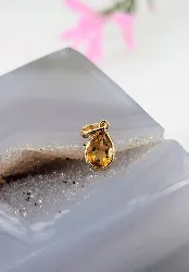 pendentif orné d'une citrine forme goutte d'eau or 750 millième (18 ct) 0,53g