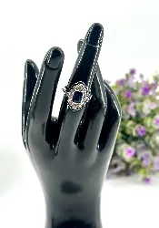 bague centrée d'une pierre bleue entourée d'oxydes en métal argenté t51