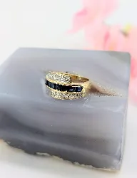 bague en 2 ors centrée d'une ligne de saphirs taille carrée épaulée de 2 diamants or 750 millième (18 ct) 3,79g