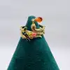bague les néréides en forme de serpent et fleurs avec pierres orange et rouge