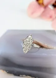 bague marquise pavée de diamants d'environ 0,85ct au total or 750 millième (18 ct) 4,26g