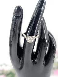 bague or blanc centrée d'une pastille pavée de 9 diamants d'environ 0,52ct or 750 millième (18 ct) 5,23g