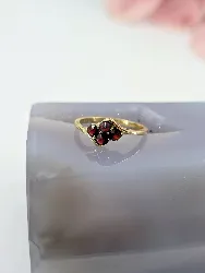 bague or ornée de quatre grenats  or 585 millième (14 ct) 2,17g
