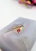 bague ornée d'un rubis épaulé de 2 petits diamants or 750 millième (18 ct) 1,73g