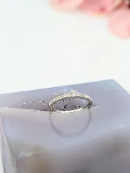 bague solitaire centrée d'un diamant d'environ 0,08ct épaulé de petits diamants or 750 millième (18 ct) 1,99g