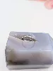 bague solitaire centrée d'un diamant d'environ 0,08ct épaulé de petits diamants or 750 millième (18 ct) 1,99g