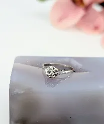 bague solitaire centrée d'un diamant d'environ 0,25ct or 750 millième (18 ct) 1,76g