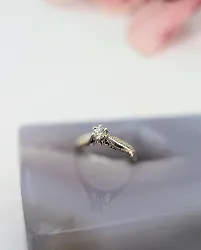 bague solitaire ornée d'un diamant d'environ 0,10ct  or 750 millième (18 ct) 2,30g