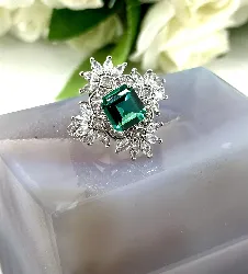 bague style art-déco centrée d'une pierre verte entouré d'oxydes t60