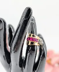 bague tank sertie un diamants d'environ 0,10ct et une ligne de ornée de rubis synthétiques taille baguettes or 750 millième (18 ct