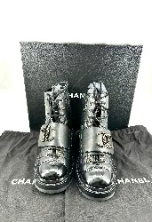 bottes chanel à lacet logo cc en cuir noir mat et verni