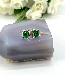 boucles d'oreilles chacune centrée d'une pierre verte carrée entouré d'oxydes 1 x 1,2 cm argent autre 3,75g