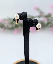 boucles d'oreilles clips chacune ornée d'une perle en or or 750 millième (18 ct) 4,65g