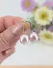 boucles d'oreilles col de cygne chacune ornée d'une perle de culture couleur rose pale or 750 millième (18 ct) 3,66g