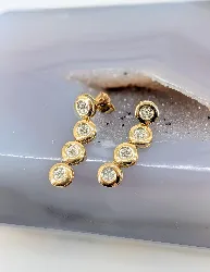 boucles d'oreilles linge en or chacune ornée de 4 petits diamants or 750 millième (18 ct) 1,39g