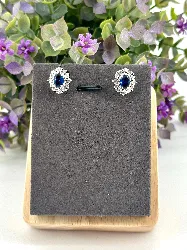 boucles d'oreilles puces chacune centrée d'une pierre bleu entouré d'oxydes