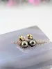 boucles d'oreilles puces chacune ornée d'une perle de tahiti de 9mm surmontée d'un diamant d'environ 0,15ct or 750 millième (18 ct