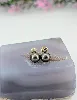 boucles d'oreilles puces chacune ornée d'une perle de tahiti de 9mm surmontée d'un diamant d'environ 0,15ct or 750 millième (18 ct