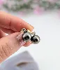 boucles d'oreilles puces chacune ornée d'une perle de tahiti de 9mm surmontée d'un diamant d'environ 0,15ct or 750 millième (18 ct