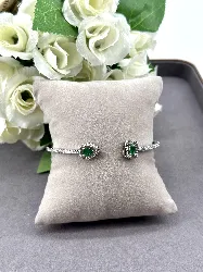 bracelet jonc ouvert en métal argenté avec oxydes verts