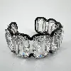 bracelet manchette swarovski harmonia en métal noir orné de cristaux blancs oversize taille coussin