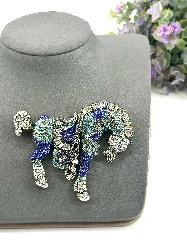 broche en forme d’cheval pavée d’oxydes en métal doré