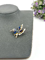 broche en forme d’oiseau colibri ornée d’oxydes en métal doré et en émail