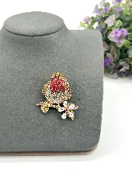 broche en forme d’oiseau pavée d’oxydes