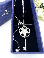 collier swarovski avec pendentif clé en cristaux et métal rhodié
