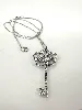 collier swarovski avec pendentif clé en cristaux et métal rhodié