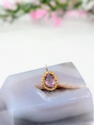 pendentif centré d'une améthyste facettée entourée de petites perles de culture or 750 millième (18 ct) 1,98g