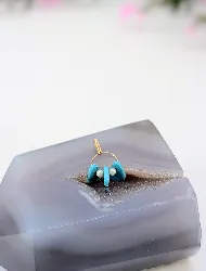 pendentif orné de trois turquoises et deux perles de culture or 750 millième (18 ct) 0,95g