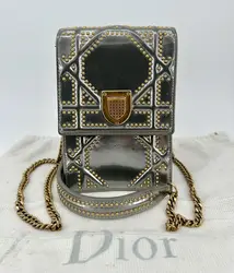 sac christian dior diorama vertical à chaîne en cuir verni métallisé argenté et clous dorés