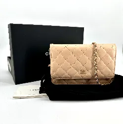 wallet on chain classique chanel en cuir beige rosé