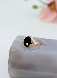 bague chevalière onyx sertie d'un diamant d'environ 0,02cts or 750 millième (18 ct) 4,94g