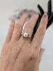 bague en 2 ors centrée d'une perle épaulée de petits diamants or 750 millième (18 ct) 4,61g