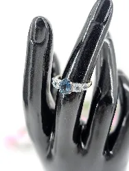 bague en or blanc sertie de 5 pierres de couleur bleue or 375 millième (9 ct) 2,08g