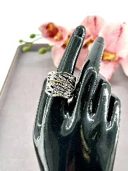 bague large au design entrélacé pavée d'oxydes en métal argenté et doré