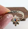 bague marguerite en or blanc centrée d'un saphir entouré de 8 petits diamants taille 8/8  or 750 millième (18 ct) 2,76g