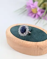 bague marquise centrée d'un saphir synthétique d'environ 2,5ct entouré des quartz blancs or 375 millième (9 ct) 3,75g