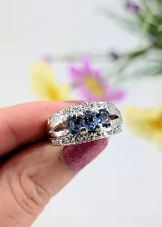 bague or blanc orné de 3 saphirs épaulés de 2 lignes de diamants or 750 millième (18 ct) 6,01g